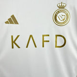 Conjunto infantil Al Nassr branco e dourado 24/25