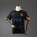 Camisola SC Corinthians 2025-26 Alternativa Preta/Laranja Versão Adepto Todos Patrocinadores