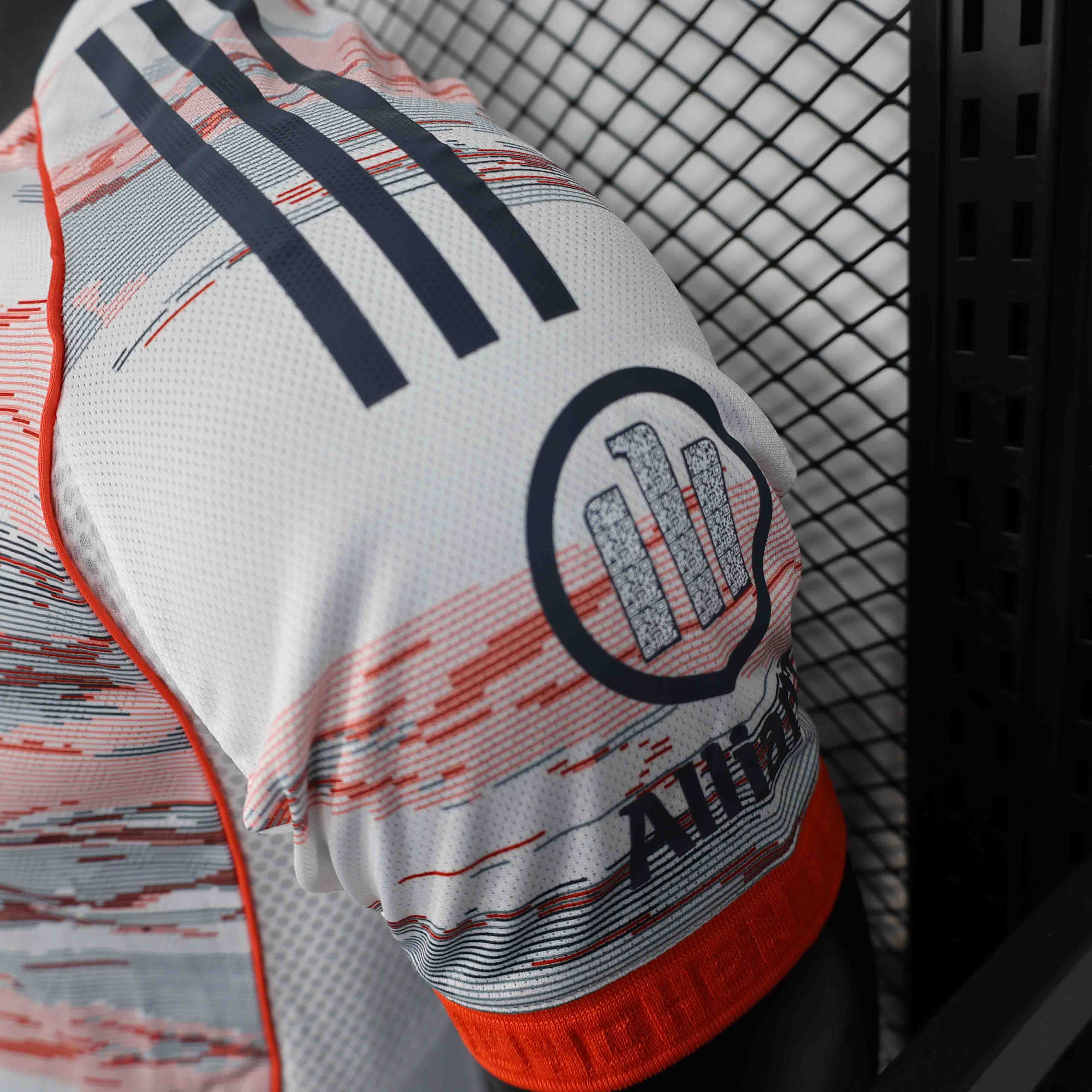 Camisola FC Bayern Munique 2025-26 Alternativa Creme Versão Jogador